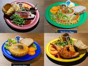 「グリフィンドール プレート」3200円（左上）、「スリザリン プレート」2900円（右上）、「レイングロー プレート」2800円（左下）、「ハッフルパフ プレート」2800円（右下）、。いずれもドリンク付き
