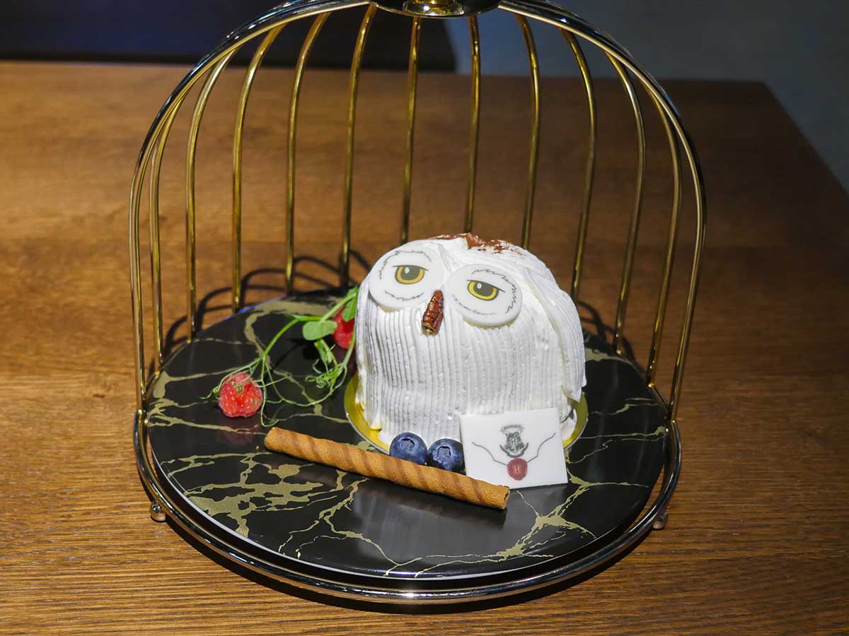 ハリーの相棒がケーキに!「ヘドウィッグケーキ」1500円。ヘドウィッグは、お土産コーナー「スタジオツアー・ショップ」にもグッズが多数あります