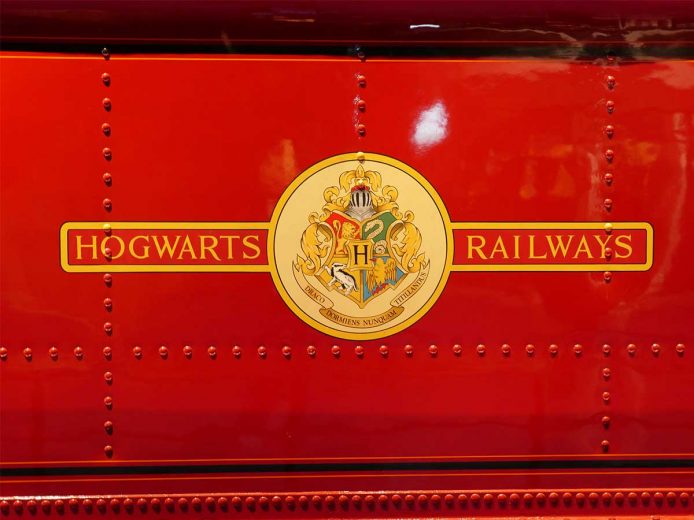 ホグワーツ特急の機関車のボディ。1929年製、ダンフルトン・ホールと呼ばれる蒸気機関車をイギリスで改装した後、日本にやってきた