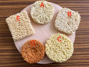 Aはマルちゃん正麺（醤油味）、Bはチャルメラ（しょうゆ）、Cは辛ラーメン、Dはチキンラーメン、Eはサッポロ一番（みそラーメン）
