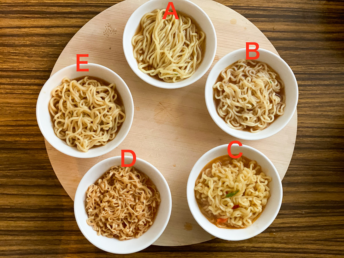 それぞれを茹でてスープを入れたバージョン。Aはマルちゃん正麺（醤油味）、Bはチャルメラ（しょうゆ）、Cは辛ラーメン、Dはチキンラーメン、Eはサッポロ一番（みそラーメン）。