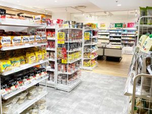 韓国食品がズラリ並ぶ店内の様子