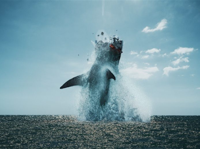 VFXによって生み出された小型船舶をダイナミックに飲み込む巨大ザメ。（c）2023． Black Demon Movie， LLC． All rights reserved．