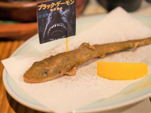 「BLACK DEAMONの丸揚げ」（780円）。西日本では一般的に食べられるシロザメだが、胎児はなかなかレアかもしれない