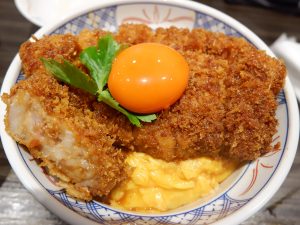 流行りの“とじないカツ丼”は結局ウマいのか？ 専門店『＃カツ丼は人を幸せにする』に突撃して人気の秘密を探ってきた