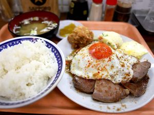 「チャーシューエッグ定食」880円