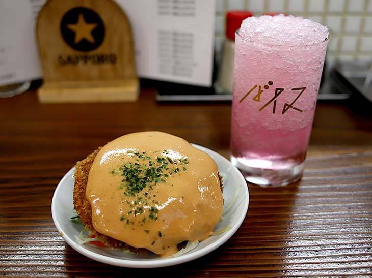 「名物メンチカツ」385円+「バイス」440円