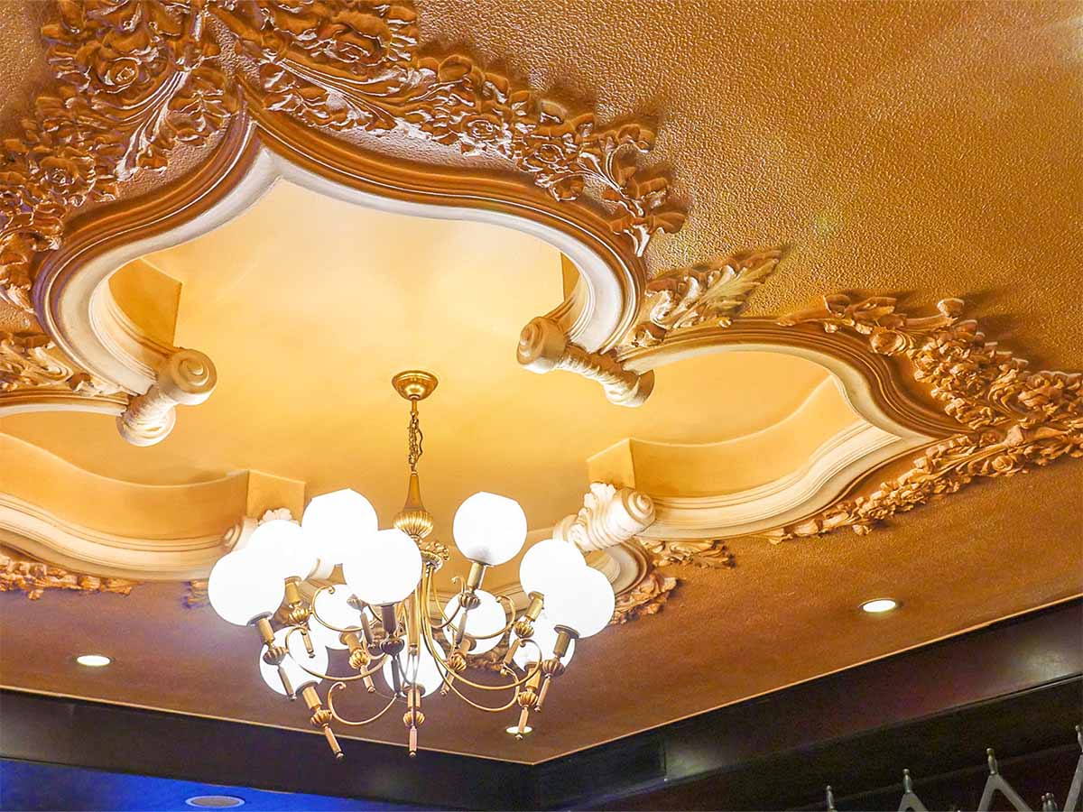 天井の豪華絢爛な装飾は当時の宮大工の作品で、今では再現不可能とのこと