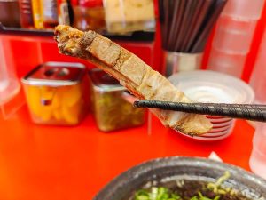 チャーシューは柔らかな食感。脂身が”冷たい脂”のテイスト。