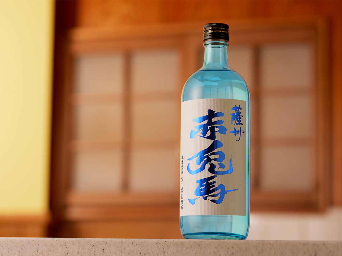 涼し気なボトルに入った「青（ブルー）の赤兎馬」。度数も20度とやや低めですっきり飲みやすい