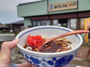 秀峰・金時山の山頂で味わえる『金太郎茶屋』の名物うどんが最高にウマい！【山の茶屋グルメ】