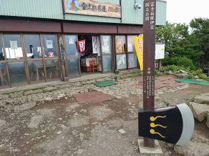 まさかりのオブジェは記念撮影場所としても人気