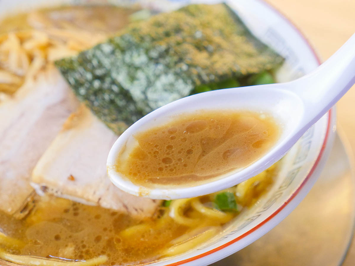 動物系スープの力強さにキレのある醤油の味が見事に調和している