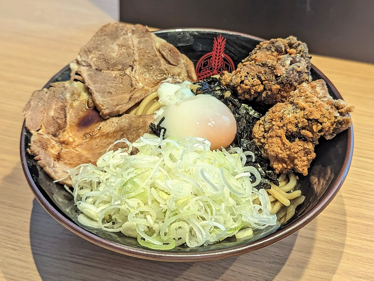 三田製麺所×伝説のすた丼屋のコラボ「伝説のすたみな油そば」はおいしいのか？ 実食してみた！