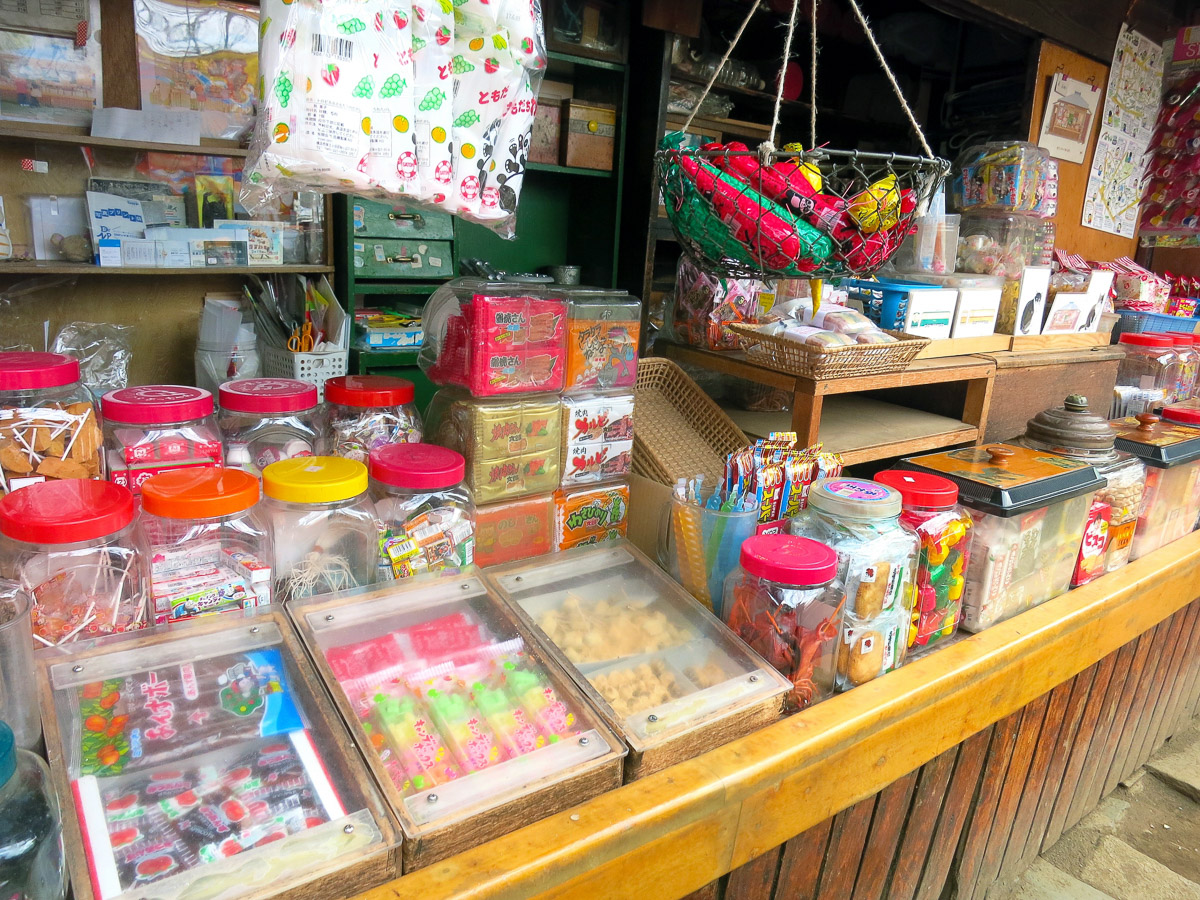 昭和の時代にはたくさんあった駄菓子屋さんも今はかなり少なくなりました（食楽web）