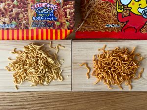 左がカップ焼きそば「ベビースターラーメンおつまみ風焼きそば」の乾麺を砕いたもの、右はスナック菓子の「ベビースターラーメン」