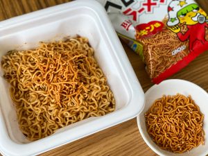 「ベビースターラーメン」を焼きそばにトッピング