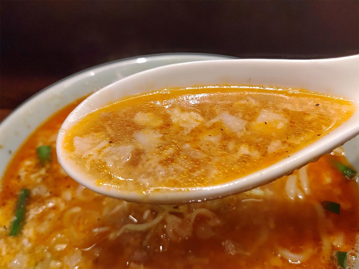 スープは野菜の旨みとコク深さを感じさせる味わい。具材が多い！
