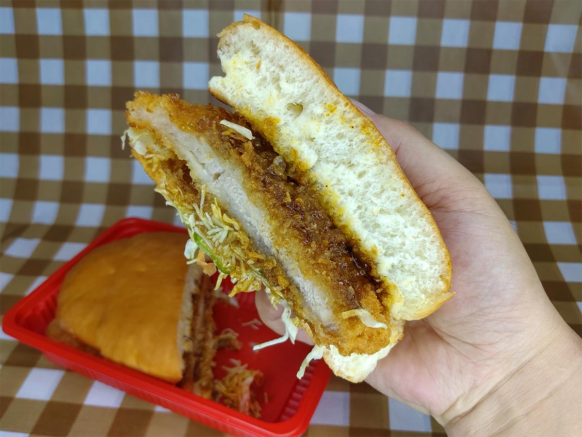 「チキンカツカリーパン」910円~1000円(※価格は全て税込(イートイン・テイクアウト共通)、価格は店舗によって異なります)