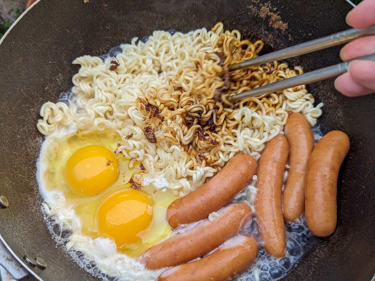 半熟卵が好みの人は、粉末ソースで麺を炒めてしばらくして卵を落とすのがよいと思います