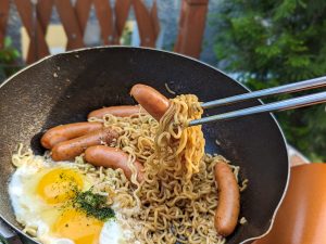 シャウエッセンの肉汁と粉末ソースのスパイシーさが相まってよい感じ