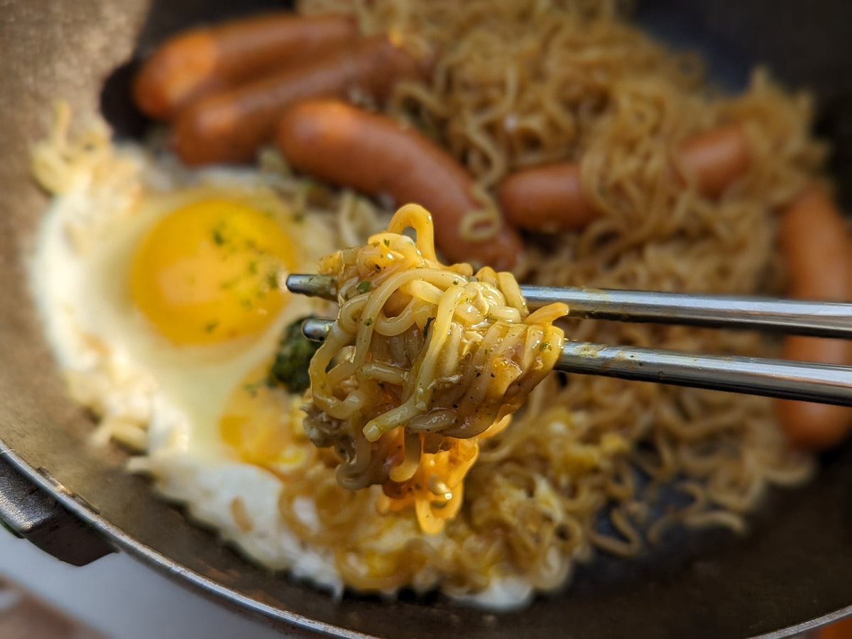 黄身と絡めればまろやかに味変できるのも最高(食楽web)