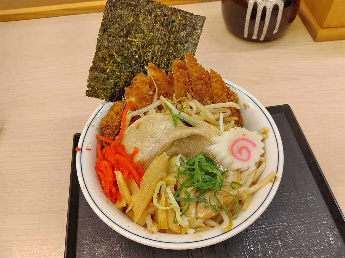 「とんこつチキンカツ丼」869円。今回は定食バージョンがありません（※店舗により価格が異なる場合があります）