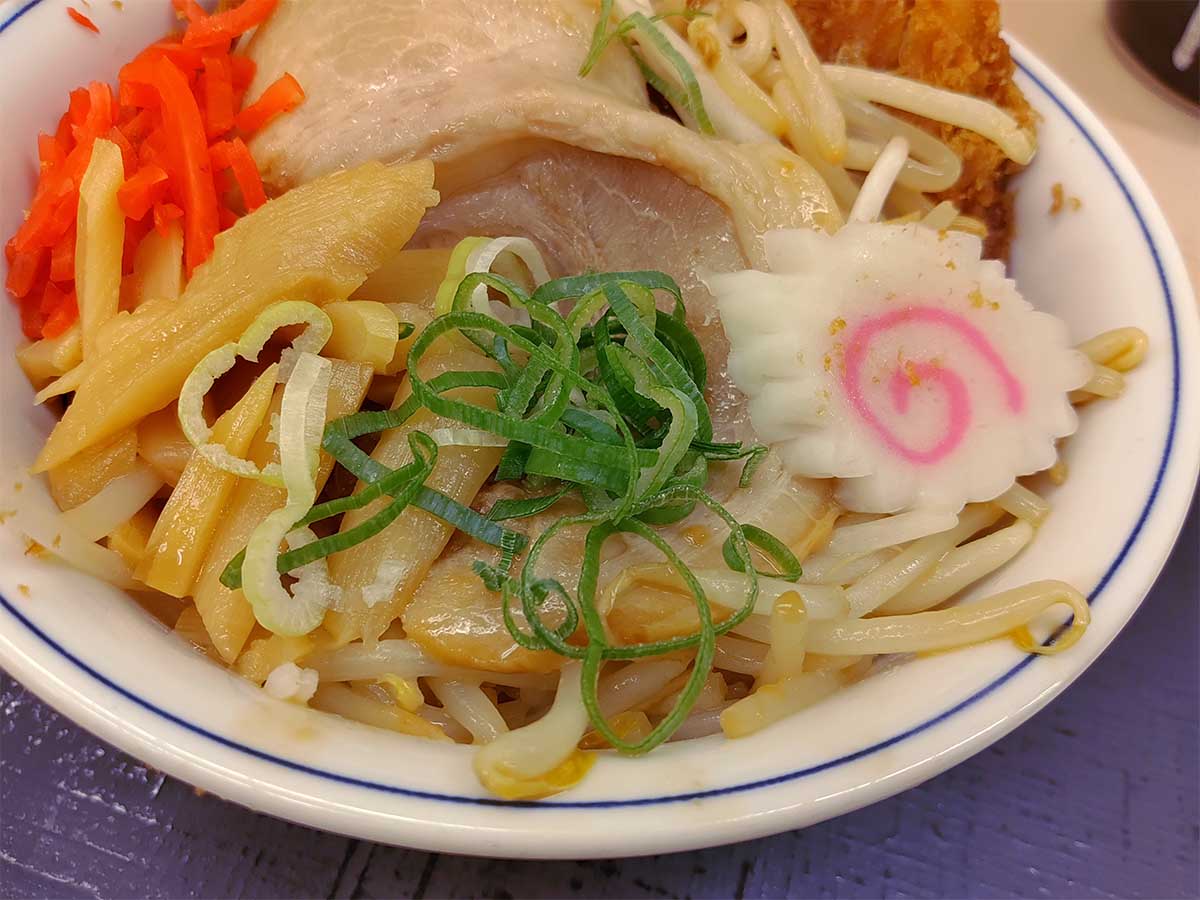 もやし、チャーシュー、ナルト、メンマとラーメンの要素が強めな丼