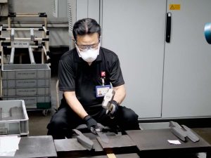 焼き入れ後は、刃に歪みが出ないようハンマーで一枚一枚職人がハンマーで叩いて修正