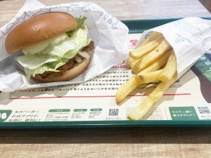 てりやきチキンバーガーならポテトMをつけてもOK！ ［食楽web］