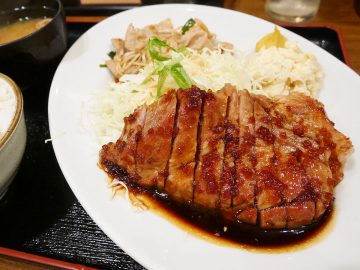 【行列店】コスパにうるさい大阪人が詰めかける『豚々亭』の「トンテキ＆豚生姜焼きセット」が旨すぎる！