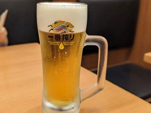 「キリン一番搾り（生）（中ジョッキ）」通常価格340円のところ、期間限定で320円に。