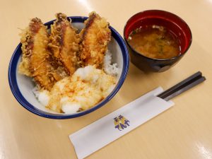 「うなとろ天丼」（1000円）は味噌汁付き。うなぎの天ぷらが3枚も！ とろろもたっぷりのっています