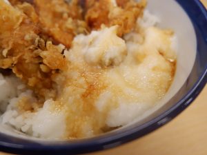 北海道十勝産とろろ。クセがなくのどごしもいい。これがご飯にからんでスイスイと食べられます