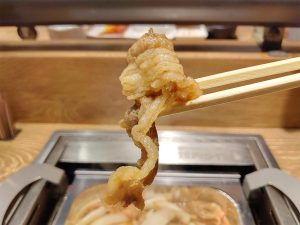 焼くというよりも煮る感じ。厚みがありながら柔らかな食感でグー