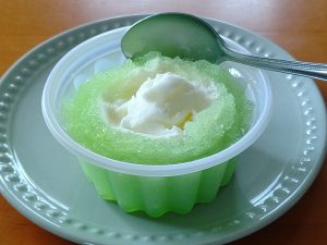 シャトレーゼの懐かしい“かき氷カップ”はなぜ美味しい？ 4種を食べ比べてみた