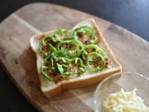 醤油和えおかかをひいて、ピーマンを乗せよう！