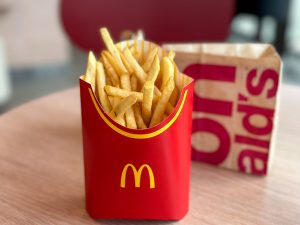 マックで「揚げたてポテト」をオーダーしてわかった「しなしなポテト」が生まれる理由