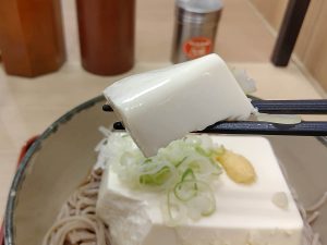 箸で持てる硬さだけあって、豆腐の味わいは濃厚