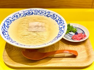 【実食レポ】豚骨なのにスープが透明！？ 福岡名物『豚そば月や』の「クリア豚骨」が美味しい理由