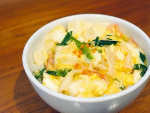 【家事ヤロウレシピ】業スー食材で1人前82円！ 安藤なつさん考案の「カニカマかき玉丼」の作り方