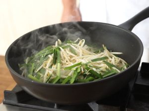 料理酒オイル投入後はフライパンを動かさず、蒸気で野菜に火を通す