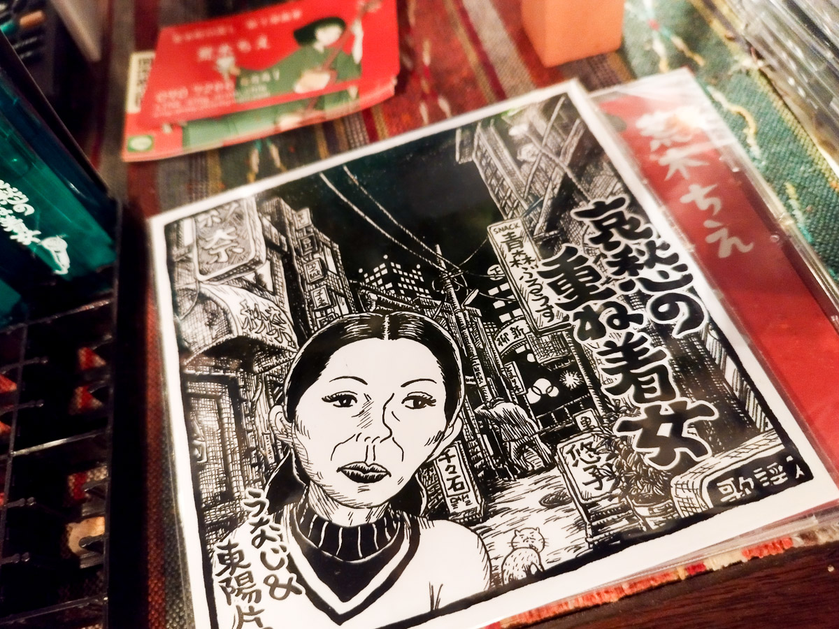 お店では、アーティストのうなじさんと東陽さんの「おヅエットソング」 CD『哀愁の重ね着女』が販売されている（1000円）