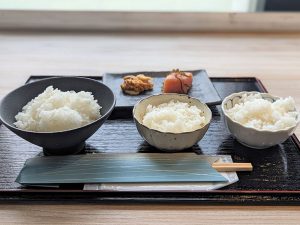 左は「土鍋ご泡火炊き JRXシリーズ」で炊いたご飯。中央、右はそれぞれ他社のフラグシップモデルの炊飯器で炊かれたご飯。いずれも同銘柄の「つや姫」ですが、驚くほど炊きあがりに差がありました