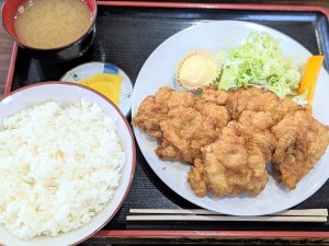 『みなと食堂』の「からあげ定食」