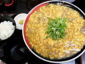 ふわとろ卵が大洪水！ 大阪『極楽うどんTKU』の名物「鶏卵カレーうどん」のビジュアルがスゴすぎる