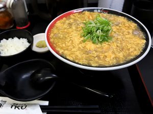 鶏卵カレーうどん 1010円