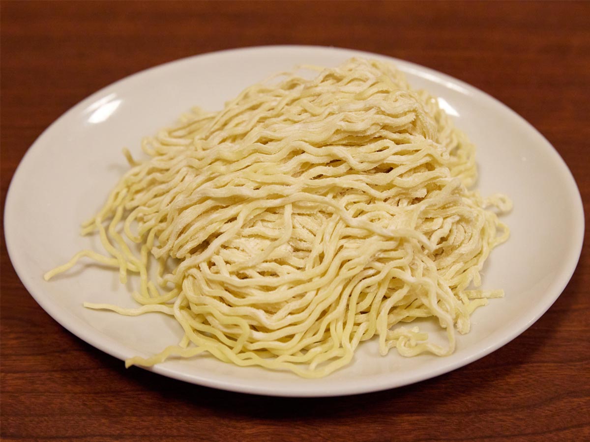 特注の麺。やや縮れた中細麺