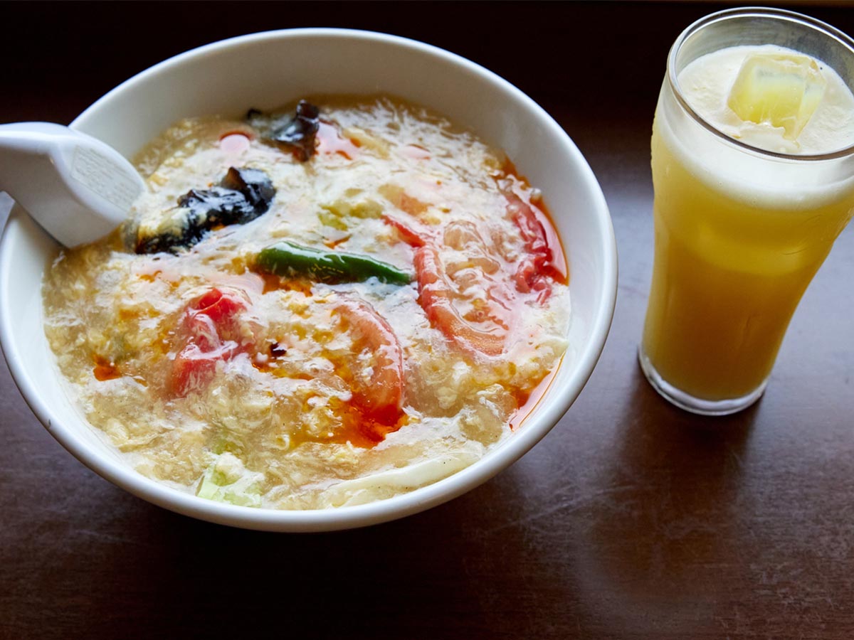 「蕃茄酸辣湯麺(トマトサンラータンメン)」1070円、「健康ドリンク」570円