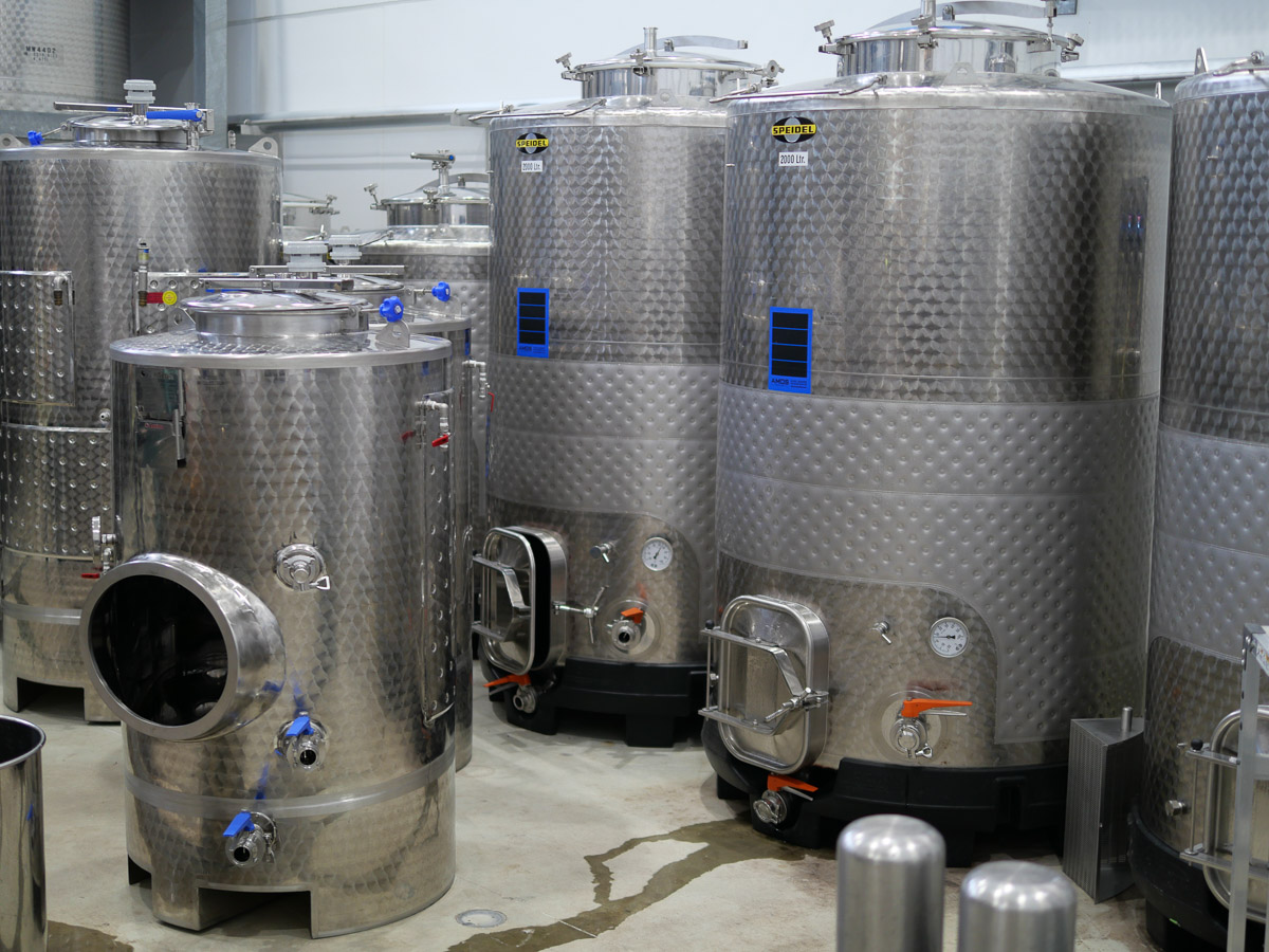 多くの樽が並ぶ貯蔵庫。ここでワインが育成される